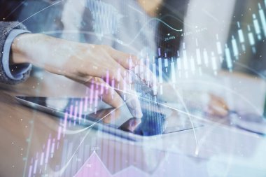Önx grafik çizimine çifte maruz kalma ve kadın ve erkeğin birlikte çalışarak mobil bir cihaz kullanması. Ticaret konsepti.