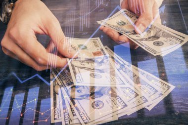 Finansal grafiğe çoklu pozlama hologram, Amerikan dolarları ve insan eli. Analiz kavramı.