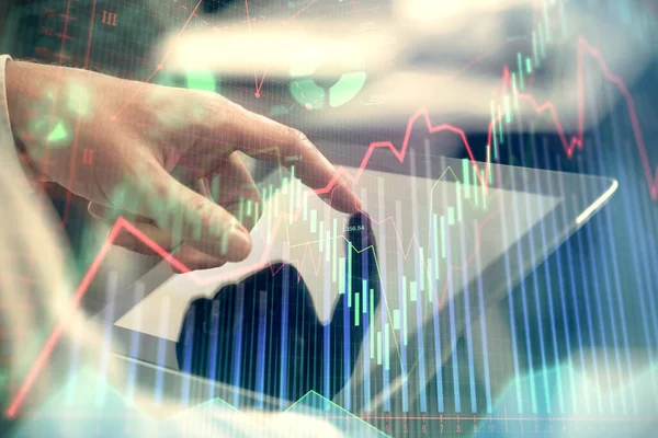 Bir adamın el ele tutuşması ve telefon ve finansal çizim kullanması. Pazar analizi kavramı.