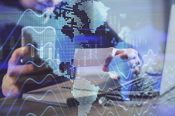 Bir adamın elini tutarken ve bir telefon ve mali grafik çizimi kullanırken çift pozlama. Analiz kavramı.