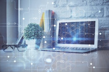 Masaüstü bilgisayarı ve teknoloji temalı holograma çift pozlama. Yazılım geliştirme kavramı.