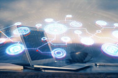 Sosyal ağ hologramıyla birlikte bilgisayar masaüstünde. Çoklu maruz kalma. Uluslararası insan ilişkileri kavramı.