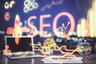 Bilgisayar ve seo çizim hologramı olan çok katmanlı bir tablo. Arama optimizasyon kavramı.