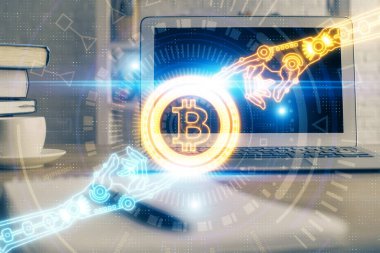 Blockchain temalı holograma ve bilgisayar arkaplanlı masaya çoklu maruz kalma. Bitcoin şifreleme para birimi kavramı.