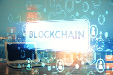 Blockchain temalı holograma ve bilgisayar arkaplanlı masaya çoklu maruz kalma. Bitcoin şifreleme para birimi kavramı.