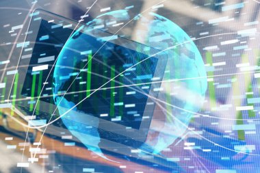 İş teması simgelerinin çoklu pozlandırılması ve bilgisayar geçmişi olan masa. Başarı kavramı.