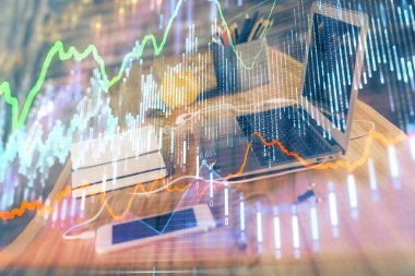 Kişisel bilgisayar arkaplanına çizilmiş borsa hologramı. Çoklu maruz kalma. Yatırım kavramı.