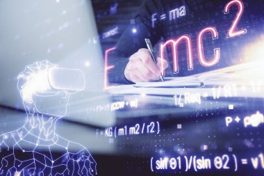 Matematiksel ve bilimsel formülleri olan bir adam. Eğitim kavramları. Sanal bir arayüzde semboller ve denklemler. Çoklu pozlama.