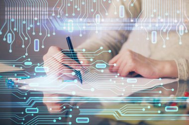 Veri teknolojisi hologramıyla arka planda el yazısının iki katına çıkarılması. Büyük veri kavramı.