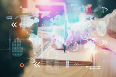 Dünya haritası hologramı ve veri tema simgeleriyle notlar alan ellerin çifte pozlanması. Küresel bilgisayar verisi kavramı.