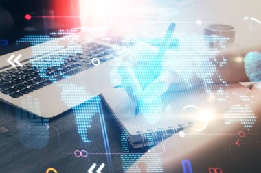 Dünya haritası hologramı ve veri tema simgeleriyle notlar alan ellerin çifte pozlanması. Küresel bilgisayar verisi kavramı.