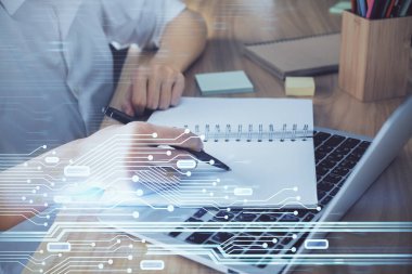 Teknoloji ve dijital kodlama simgeleriyle kadın elinin arka planda çoklu pozlanması. Veri geliştirme kavramı.