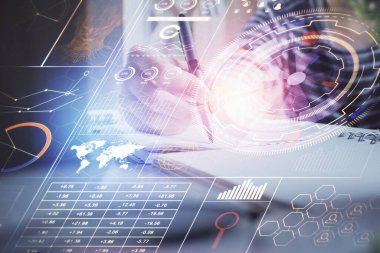 Dijital kodlama simgeleriyle notlar alan ellere çift pozlama. Bilgisayar öğrenme kavramı.