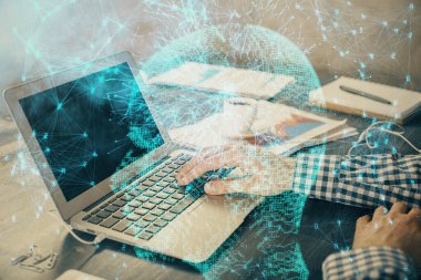 Adam klavyede beyin hologramıyla yazı yazıyor. Büyük Veri Kavramı.