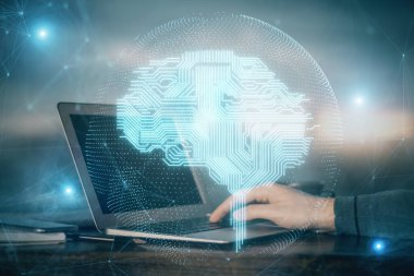 Adam klavyede beyin hologramıyla yazı yazıyor. Büyük Data kavramı. Çift pozlama.