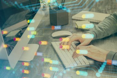 Bilgisayar arkaplanı üzerinde çalışan elleri olan iki kez teknolojik çizimlere maruz kalmış. Yenilik kavramı.