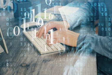 Bilgisayar geçmişi üzerinde çalışan bir adamla teknolojinin hologramına çifte maruz kalma. Büyük veri kavramı.