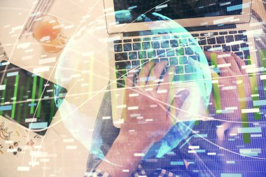 İnsan elinin bilgisayar klavyesi ve iş temalı hologram çiziminin üzerine iki kez yazı yazması. Üst Manzara. Finans piyasası kavramı.