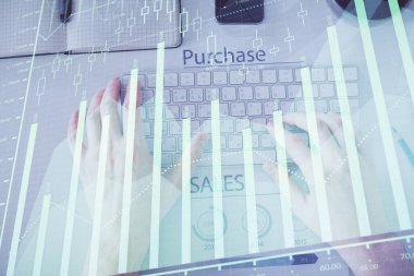 Dizüstü bilgisayarda klavye ve forx grafik hologram çizimlerini yazarken çift pozlama. Üst Manzara. Finans piyasası kavramı.