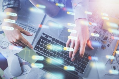 Kadın ve erkeğin birlikte çalışması ve veri temalı hologram çizimi. Bilgisayar arkaplanı. Üst Görünüm.