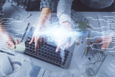 Kadın ve erkeğin birlikte çalışması ve insan beyin hologramı çizimi. Beyin fırtınası konsepti. Bilgisayar arkaplanı. Üst Görünüm.