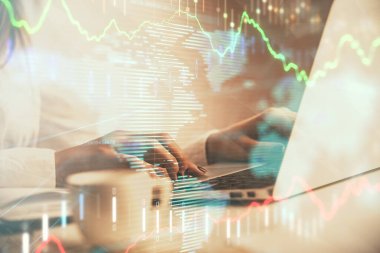 Bilgisayar ve ön grafik hologram çizimi üzerinde çalışan kadın elleri çift pozlama. Mali analiz kavramı.