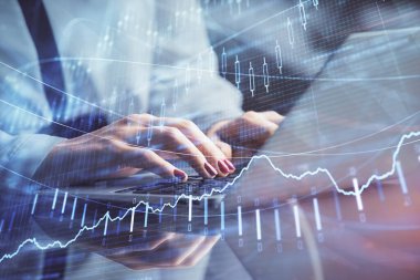 İş kadını ellerinin bilgisayar ve ön x çizelge hologramı çizimlerinde çifte pozlama. Mali analiz kavramı.