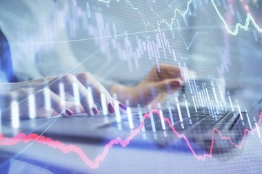 Bilgisayarda ve finansal grafik hologramında yazı yazan kadın ellerine çoklu maruz kalma. Borsa analizi kavramı.