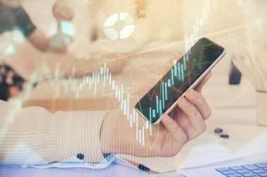 Bir adamın elini tutarken ve dijital bir cihaz ve ön grafik çizimi kullanırken çift pozlama. Finansal piyasa kavramı.