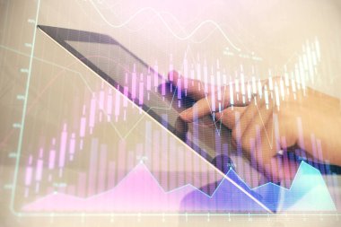 Dijital telefon ve forx grafik çizimi kullanarak adamın elini tutarken birden fazla pozlama. Finansal piyasa kavramı.