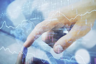 Bir adamın el ele tutuşması ve telefon ve finansal çizim kullanması. Pazar analizi kavramı.