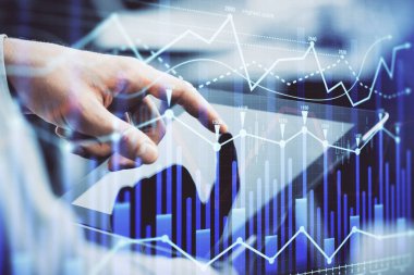 Bir adamın el ele tutuşması ve telefon ve finansal çizim kullanması. Pazar analizi kavramı.