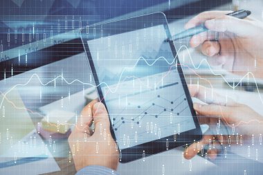 Bir adamın elini tutarken ve bir telefon ve finansal çizim kullanırken çift pozlama. Pazar analizi kavramı.