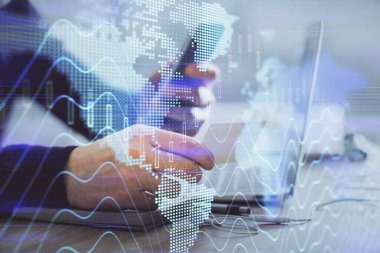 Bir adamın elini tutarken ve bir telefon ve mali grafik çizimi kullanırken çift pozlama. Analiz kavramı.