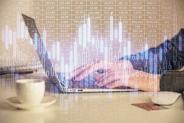 双双曝光的女商人手打字在电脑上和外汇图形全息图绘图 财务分析概念 — 图库照片