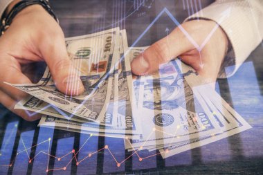 Finansal grafiğe çoklu pozlama hologram, Amerikan dolarları ve insan eli. Analiz kavramı.