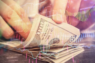 Forx grafiği, hologram, Amerikan dolarları ve insan eli çizimleri. Teknik Analiz kavramı.