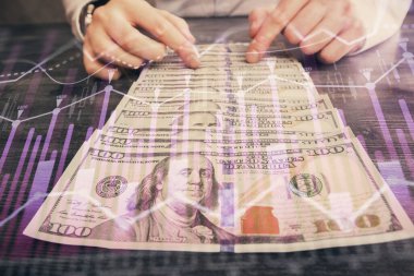 Forx grafiği, hologram, Amerikan dolarları ve insan eli çizimleri. Teknik Analiz kavramı.