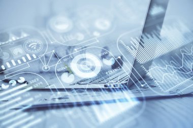 Bilgisayar, teknoloji temalı hologramla birlikte ofiste. Çifte maruziyet. Teknoloji kavramı.