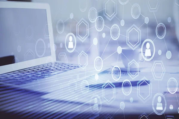 Sosyal ağ hologramıyla birlikte bilgisayar masaüstünde. Çifte maruziyet. Uluslararası insan ilişkileri kavramı.