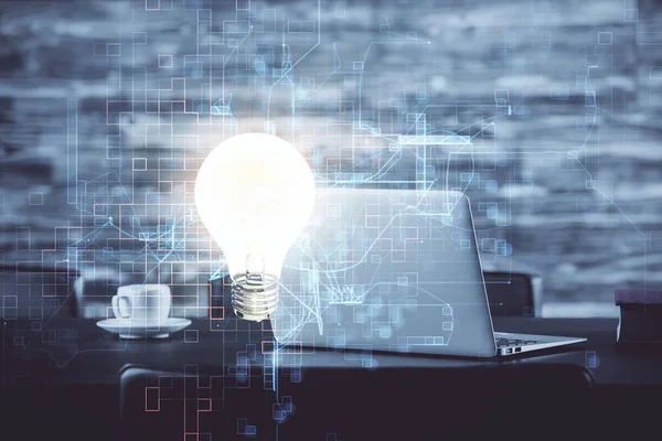 Bilgisayar ofisinde ampul simgesi hologramıyla birlikte. Çifte maruziyet. Fikir kavramı.