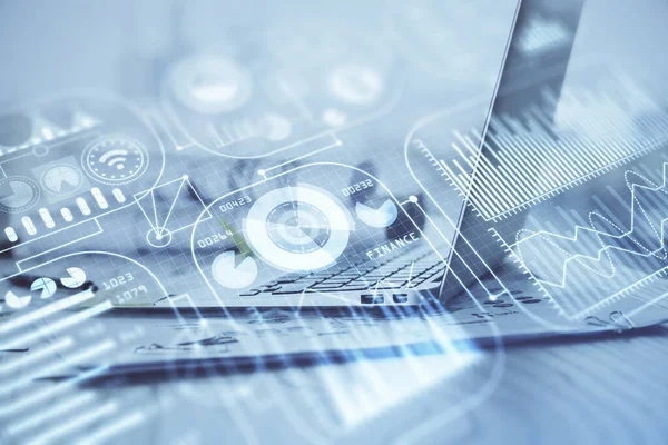 Bilgisayar, teknoloji temalı hologramla birlikte ofiste. Çifte maruziyet. Teknoloji kavramı.