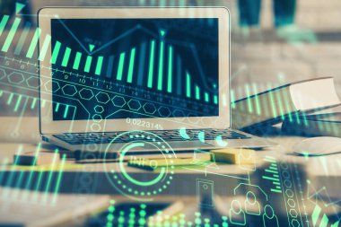 Bilgisayar, teknoloji temalı hologramla birlikte ofiste. Çifte maruziyet. Teknoloji kavramı.