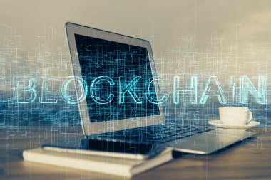 Blockchain temalı holograma ve bilgisayar arkaplanlı masaya çoklu maruz kalma. Bitcoin şifreleme para birimi kavramı.