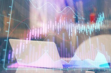 Kişisel bilgisayar arkaplanına çizilmiş borsa hologramı. Çoklu maruz kalma. Yatırım kavramı.