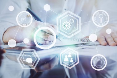 Adamın elleri arka planda notlarla çalışıyor. Sosyal ağ konsepti. Kalabalık kaynağı. Küresel. Çoklu pozlama.