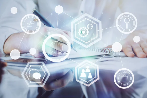 Adamın elleri arka planda notlarla çalışıyor. Sosyal ağ konsepti. Kalabalık kaynağı. Küresel. Çoklu pozlama.