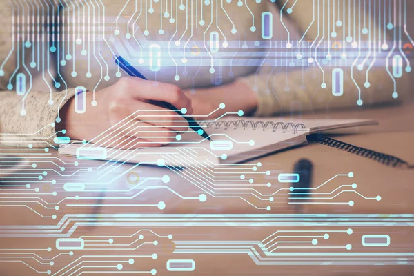 Veri teknolojisi hologramıyla arka planda el yazısının iki katına çıkarılması. Büyük veri kavramı.