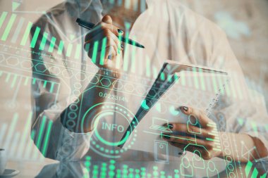 Teknik temalı hologram, arka plan notları alan kadınların eline göre daha üstün. Yüksek teknoloji kavramı. Çift pozlama