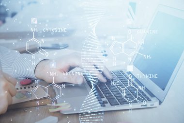 DNA hologramı ve iş adamı arka planda bilgisayar üzerinde çalışıyor. Biyomühendislik kavramı. Çift pozlama.